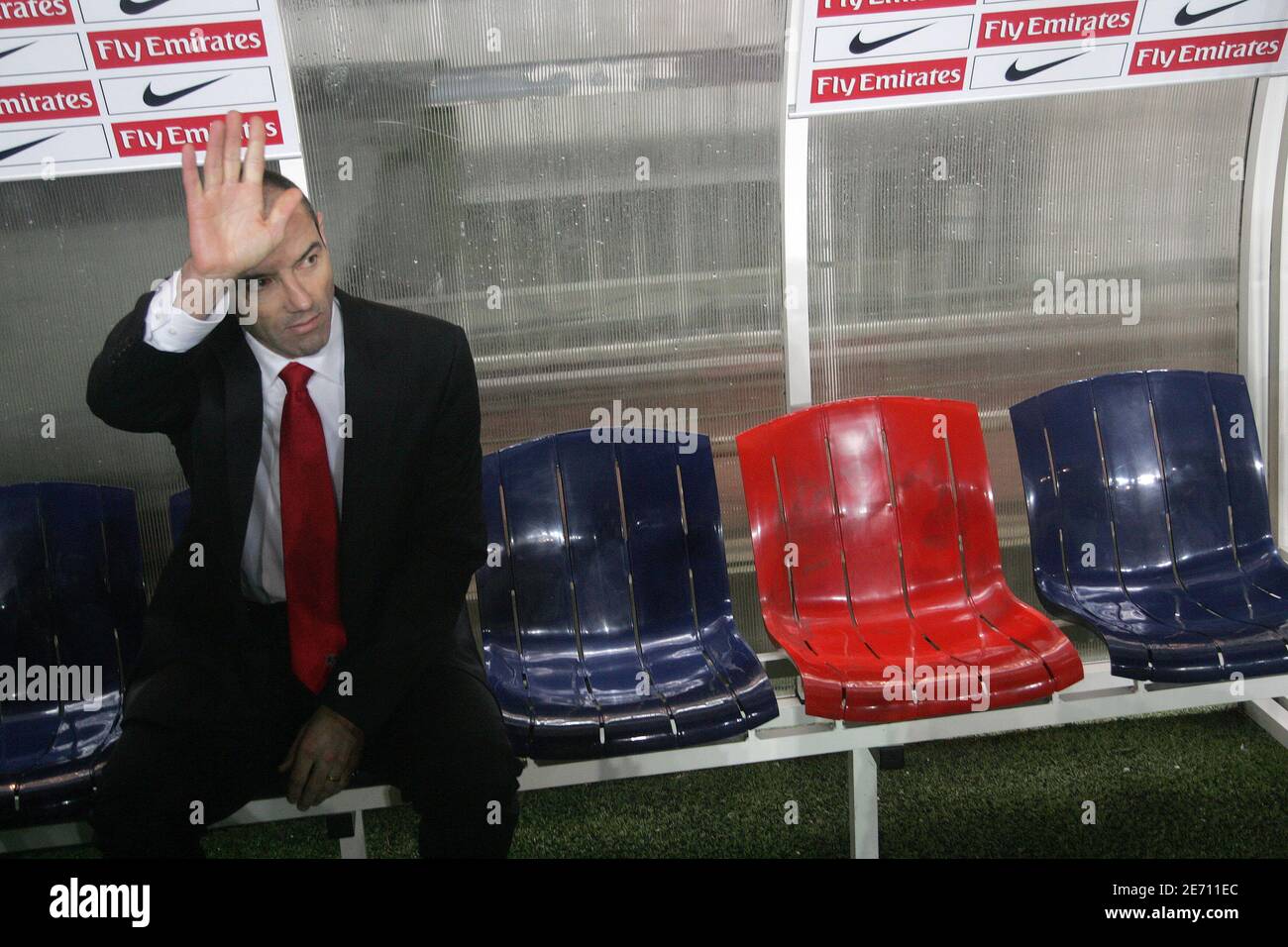 Le Manager du PSG Paul le Guen pendant le match le match de football de la première ligue française Paris-Saint-Germain contre le FC Toulouse au Parc des Princes Stadium de Paris, France, le 17 janvier 2007. La correspondance s'est terminée par un tirage de 0-0. Photo de Mehdi Taamallah/Cameleon/ABACAPRESS.COM Banque D'Images