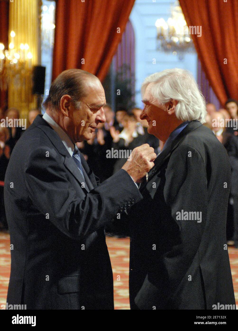 Le président Jacques Chirac décerne le titre de Chevalier de la Légion d'Honneur au magnat des médias turc et fondateur de l'agence de photographie Sipa Goksin Sipahioglu lors d'une cérémonie qui s'est tenue à l'Elysée à Paris, en France, le 19 janvier 2007. Photo de Nicolas Khayat/ABACAPRESS.COM Banque D'Images