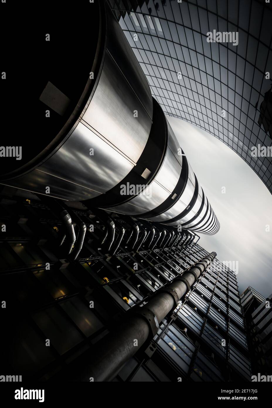 Une exposition longue et spectaculaire qui regarde le ciel de la banque Lloyds Bâtiment dans le centre-ville de Londres chrome et gratte-ciel en verre avec tuyauterie moderne structure en acier Banque D'Images