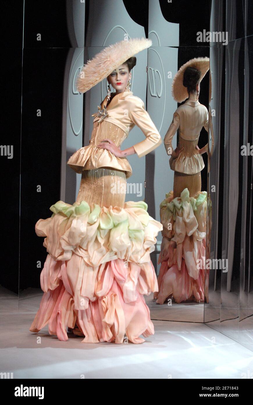 Un modèle présente une création du designer de mode John Galliano pour la  présentation de la collection Christian Dior haute-Couture Printemps-été  2007 qui s'est tenue au Polo de Paris à Paris, en