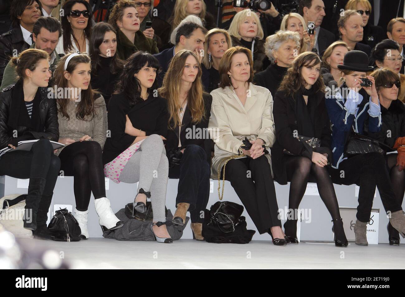 Charlotte Casiraghi, Alysson Paradis, Vanessa Paradis participe à la  présentation de la collection haute-Couture Printemps-été 2007 de Chanel,  qui s'est tenue au Grand Palais, à Paris, en France, le 23 janvier 2007.