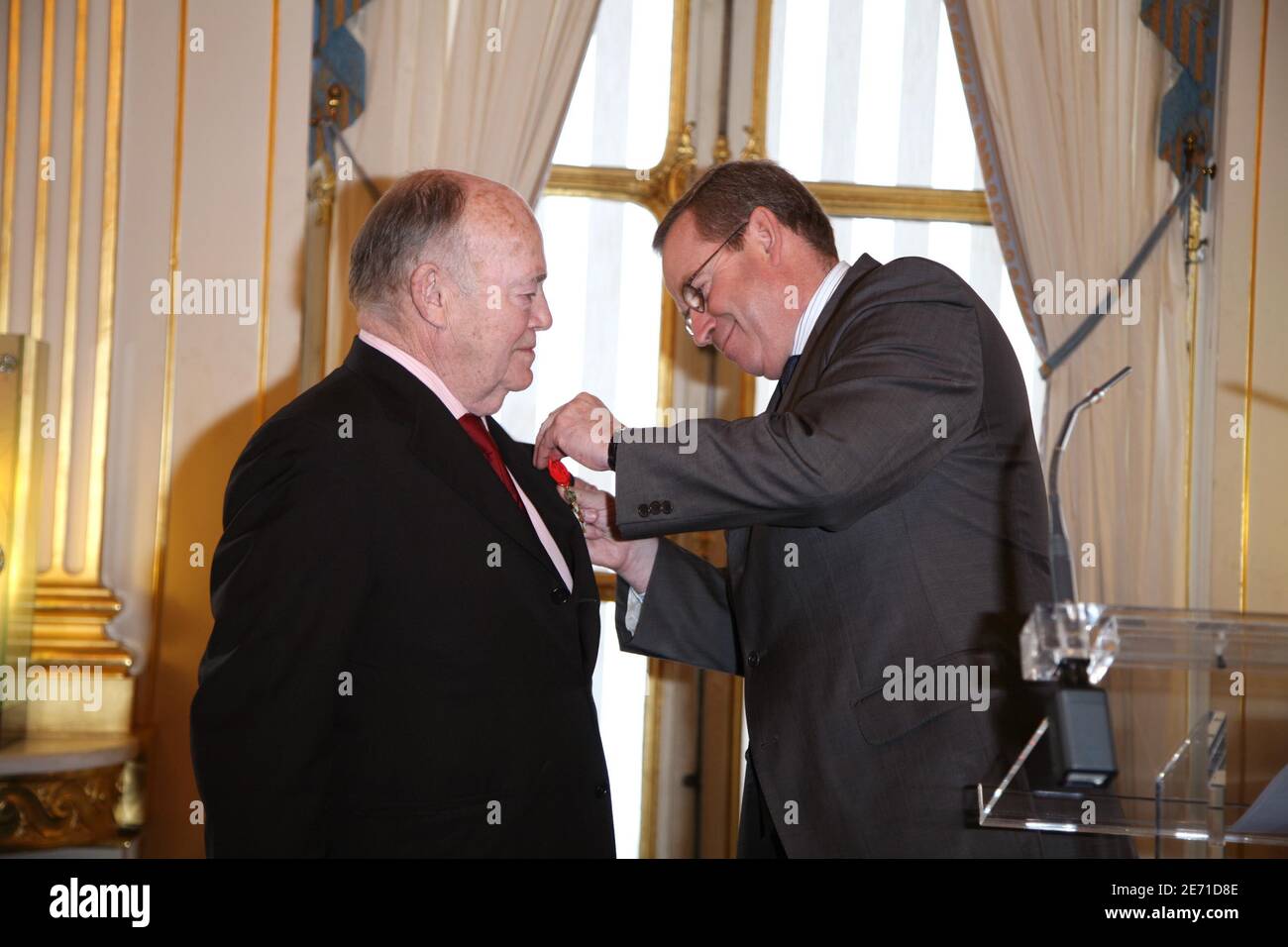 Le ministre français de la culture Renaud Donnedieu de Vabres honore le brodeur français François Lesage avec la médaille de l'ordre national de la légion d'honneur à Paris, France, le 24 janvier 2007. Photo de Denis Guignebourg/ABACAPRESS.COM Banque D'Images