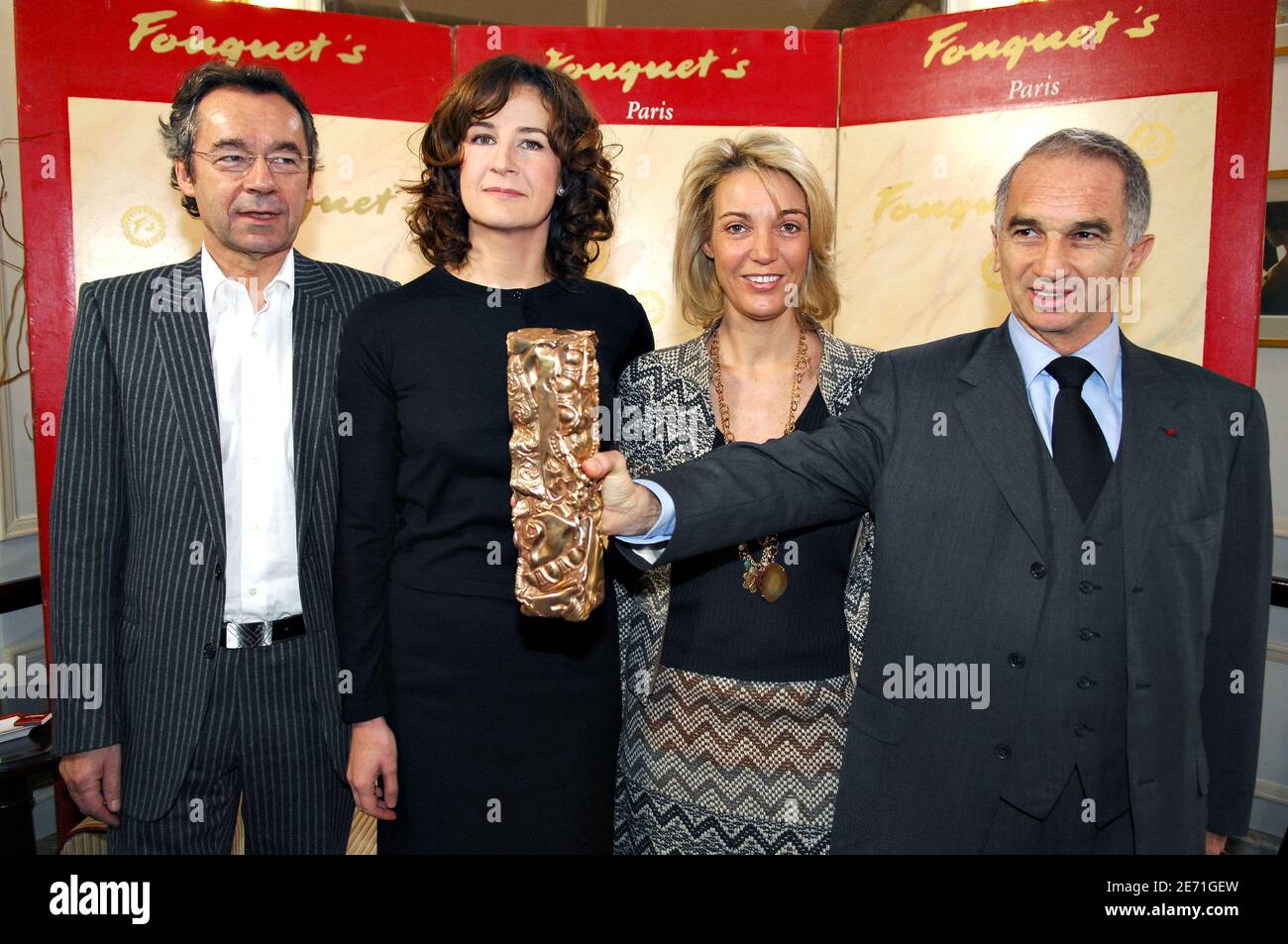 Michel Denisot, Valérie Lemercier, Evi Fullenbach et Alain Terzian posent  après une conférence de presse tenue au restaurant du Fouquet, à Paris,  France, le 26 janvier 2007, annonçant les nominations pour la