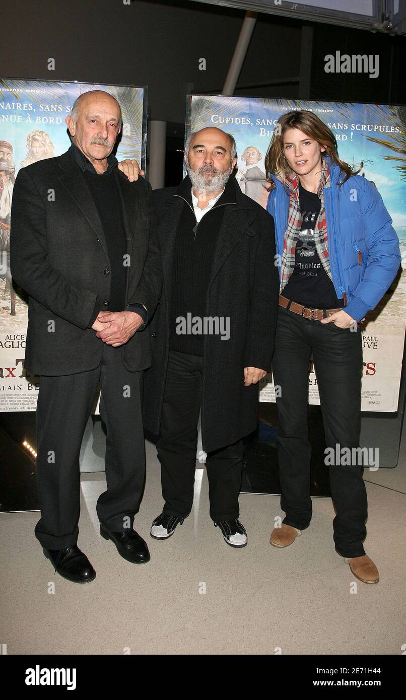 EXCLUSIF. Le producteur français Jean-Pierre Ramsay Levi, l'acteur et  réalisateur français Gerard Jugnot et l'actrice française Alice Taglioni  posent lors de la première du film d'Alain Berberian « l'ile aux tresors »