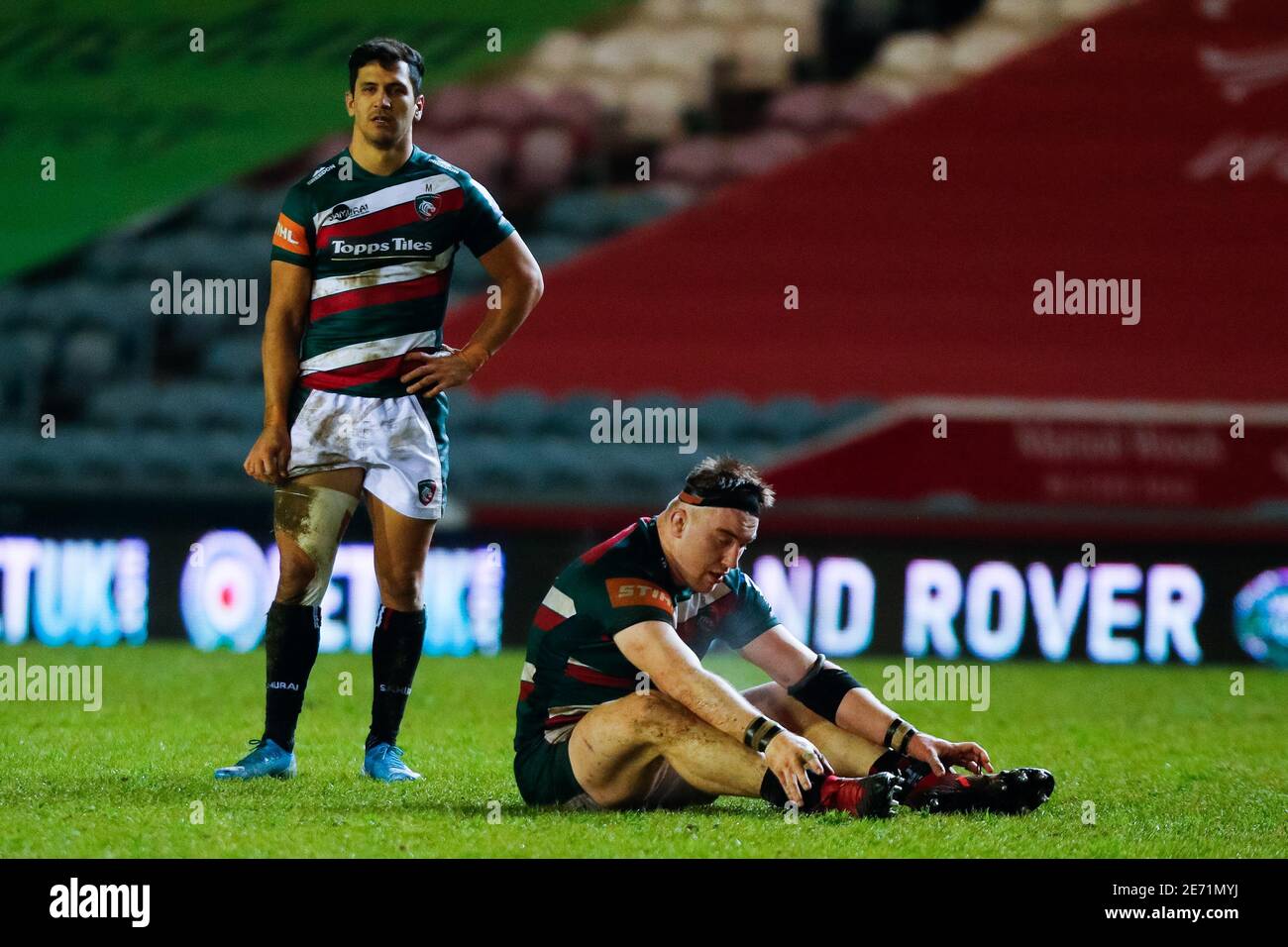 29 janvier 2021 ; Welford Road Stadium, Leicester, Midlands, Angleterre ; Rugby de première catégorie, Leicester Tigers versus sale Sharks ; UN abattu Joe Heyes de Leicester Tigers est assis sur le terrain après le coup de sifflet final Banque D'Images