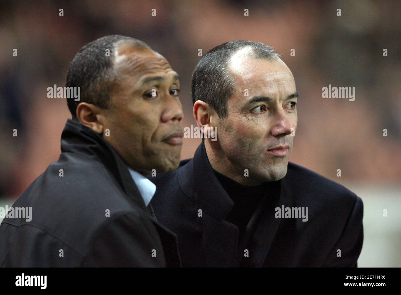 Paul le Guen, directeur de PSG, et Antoine Kombouare, directeur de Valenciennes, lors de la coupe de France, Paris-Saint-Germain vs Valenciennes, au stade du Parc des Princes à Paris, en France, le 30 janvier 2007. Paris Saint-Germain a gagné 1 -0. Photo de Mehdi Taamallah/Cameleon/ABACAPRESS.COM Banque D'Images