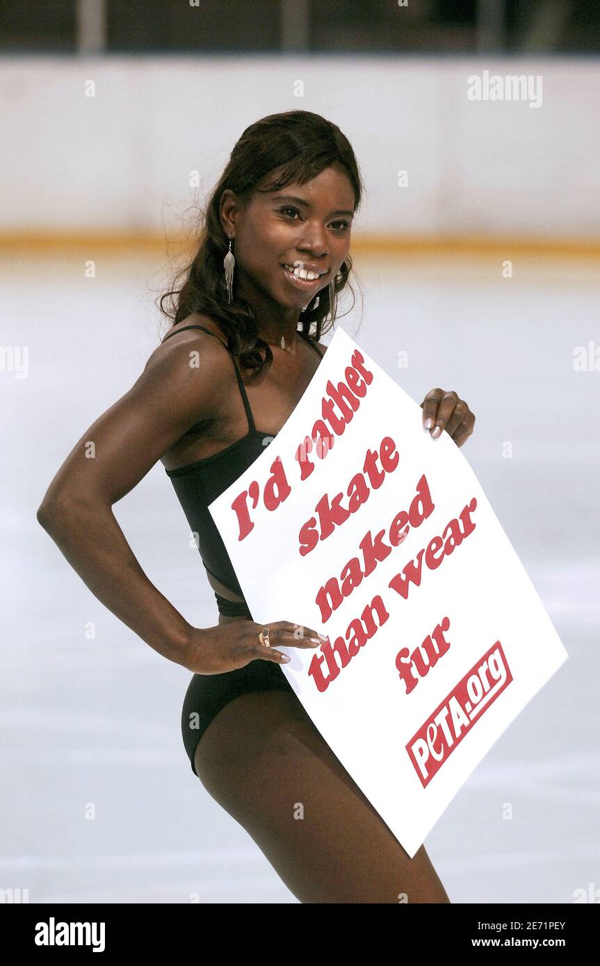 Surya Bonaly, patineuse de French Ice, a manifesté contre l'abattage des bébés phoques et pour la nouvelle campagne PETA, à Asnieres-sur-Seine, près de Paris, le 31 janvier 2007. Photo de Giancarlo Gorassini/ABACAPRESS.COM Banque D'Images