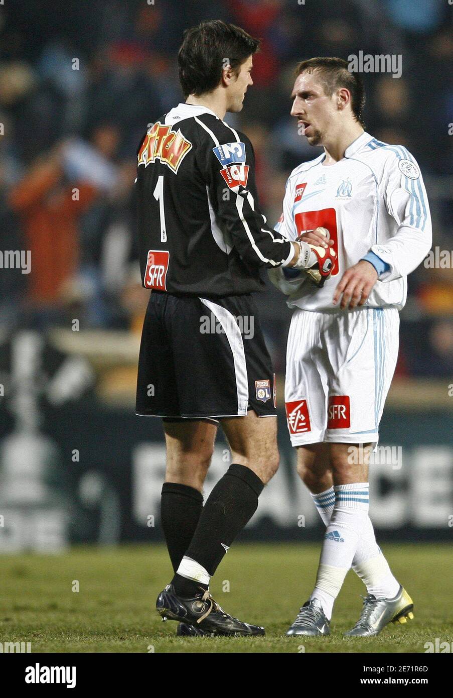 Gregory Coupet de Lyon et Franck Ribery de Marseille lors du match de football de la coupe française, Marseille contre Lyon au stade vélodrome de Marseille, France, le 31 janvier 2007. Marseille a gagné 2-1. Photo de Christian Liewig/ABACAPRESS.COM Banque D'Images