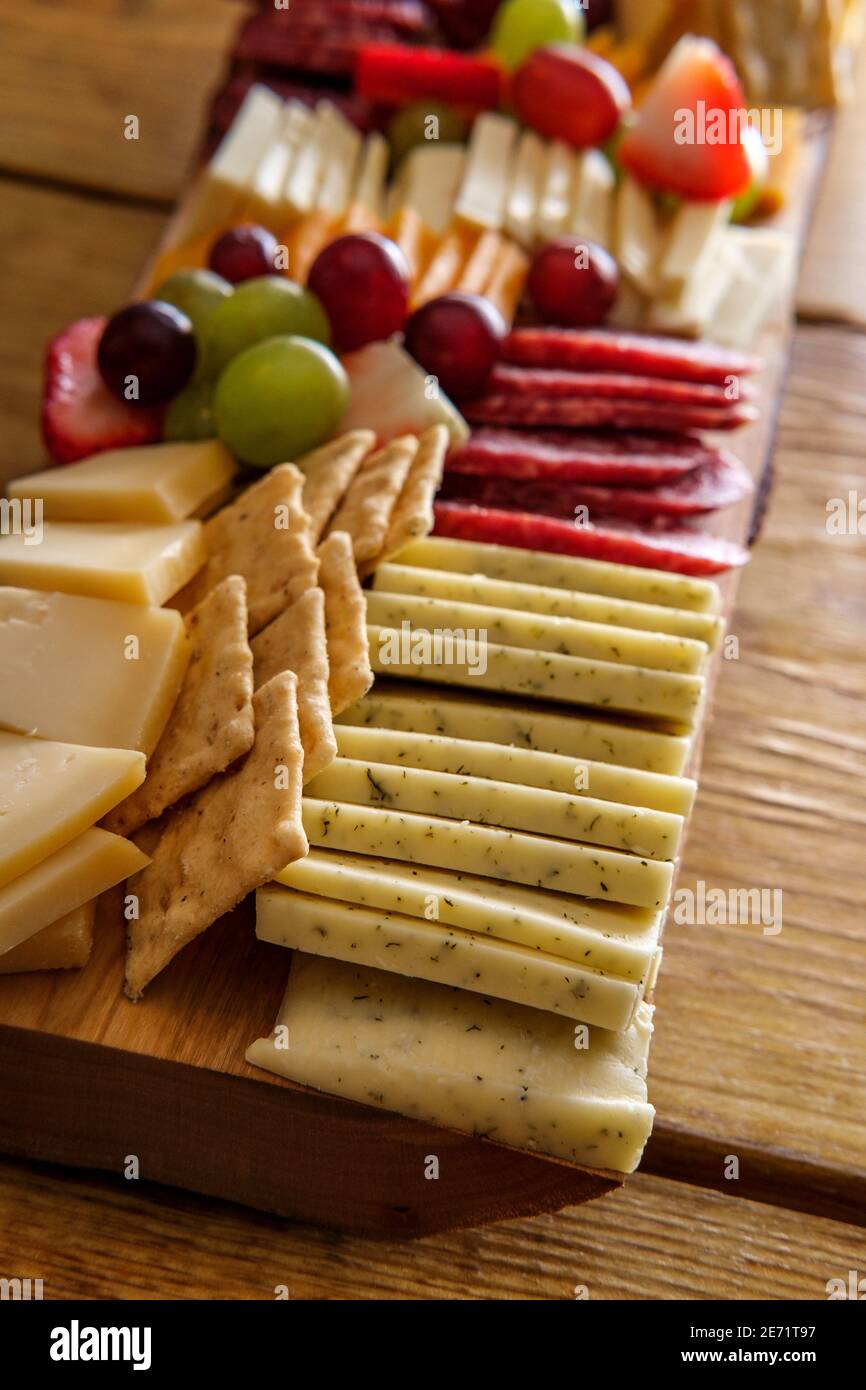 Carte de charcuterie italienne avec biscuits secs au fromage et salami