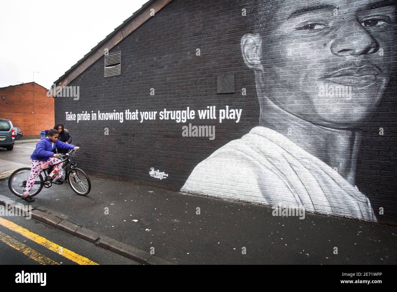 Grande murale du footballeur de Manchester United et de l'Angleterre Marcus Rashford sur l'extérieur du bâtiment à Withington, Manchester, célébrant son impact. Banque D'Images