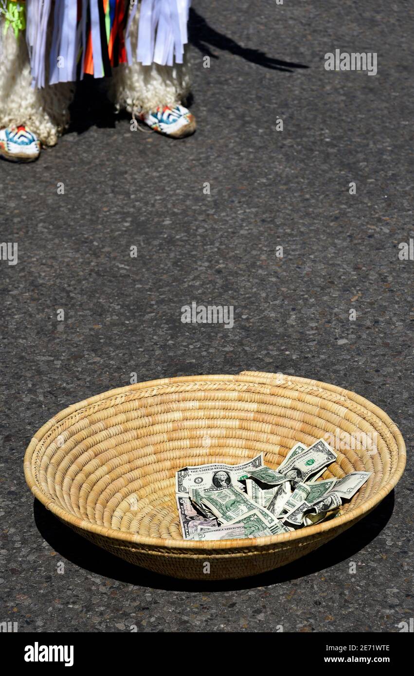 Les spectateurs placent des dons ou des pourboires dans un panier tandis que les amérindiens exécutent des danses traditionnelles au marché indien de Santa Fe, à Santa Fe, au Nouveau-Mexique. Banque D'Images