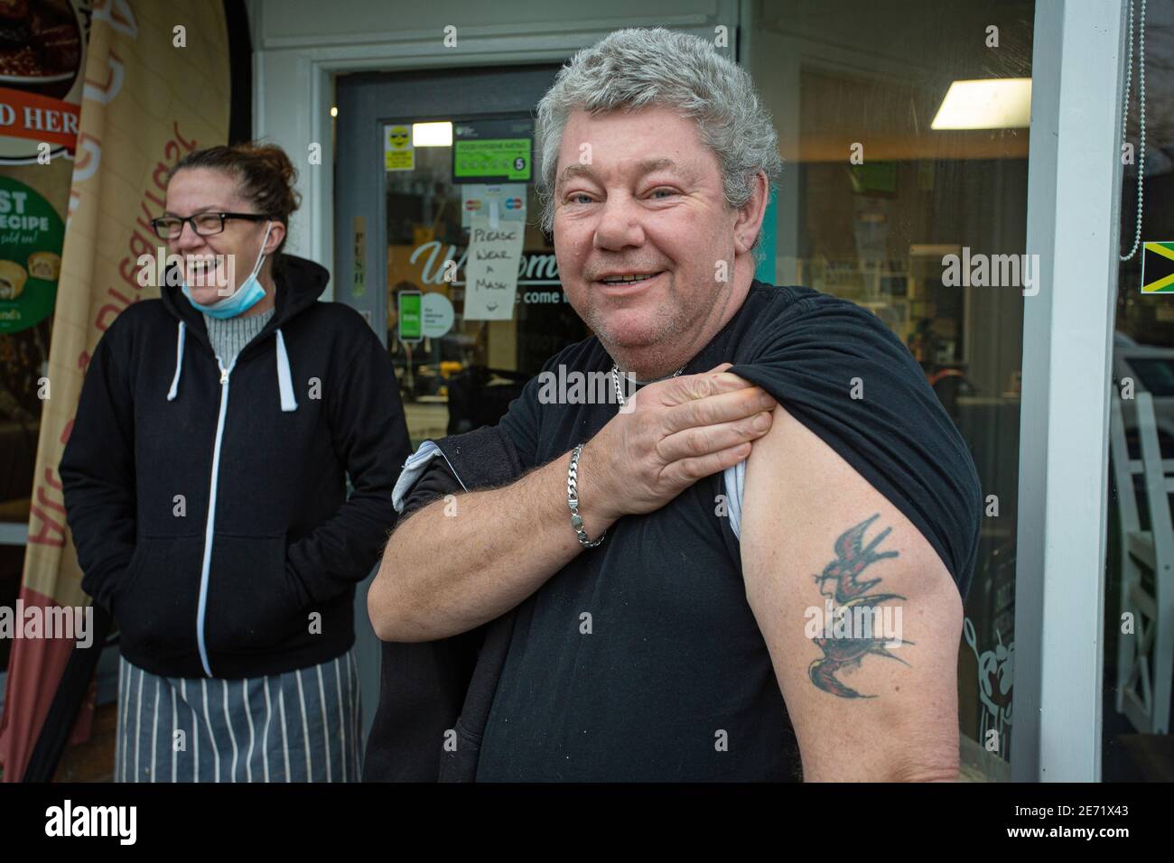 Homme montrant le tatouage sur le bras à Manchester, Royaume-Uni Banque D'Images
