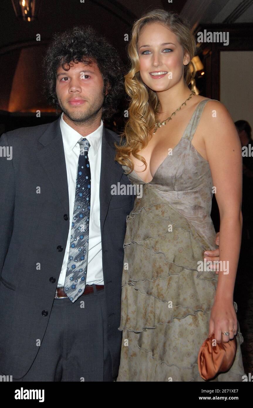 L'actrice Leelee Sobieski et son invité arrivent au 59ème prix annuel de la Guilde des réalisateurs de l'Amérique qui s'est tenu au Hyatt Regency Century Plaza le samedi 3 février 2007 à Los Angeles, en Californie. Photo de Gregorio Binuya/ABACAPRESS.COM Banque D'Images