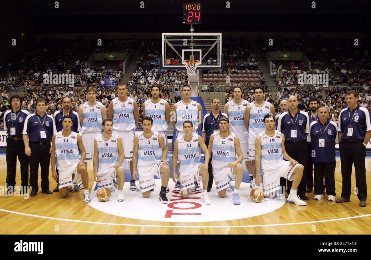 Les joueurs et les membres du personnel d'entraînement de l'Argentine  posent pour une photo d'équipe avant leur premier match contre la France  aux championnats du monde de basket-ball à Sendai, le 19