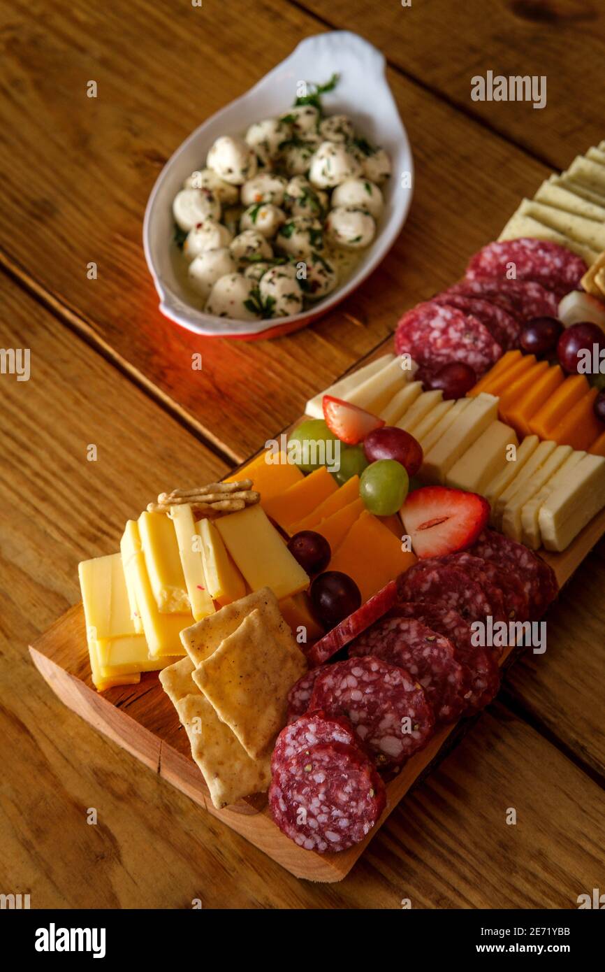 Carte de charcuterie italienne avec biscuits secs au fromage et salami