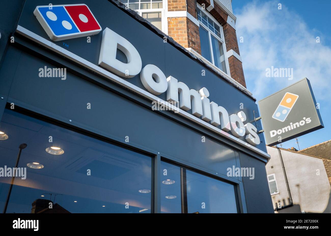 Le nom et le logo de Domino's. Compagnie multinationale américaine de pizza fast food. Banque D'Images