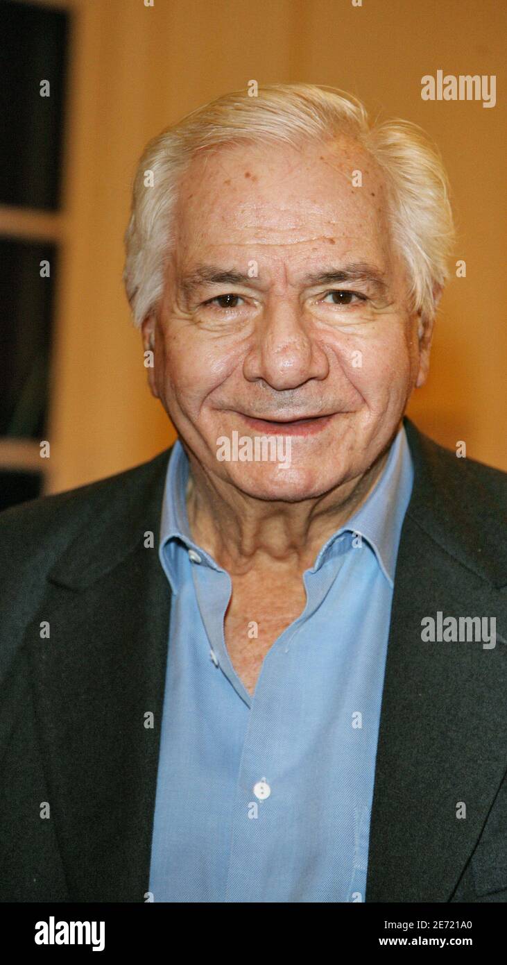 L'acteur français Michel Galabru pose lors d'un événement qui bénéficie à l'association 'Union Catholique du Théâtre et de la musique' qui s'est tenue au Théâtre de Paris à Paris, en France, le 5 février 2007. Photo de Denis Guignebourg/ABACAPRESS.COM Banque D'Images