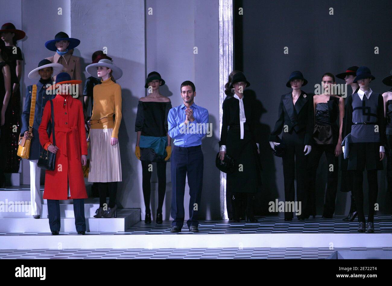 Le créateur de mode Marc Jacobs après son show catwalk Photo Stock - Alamy