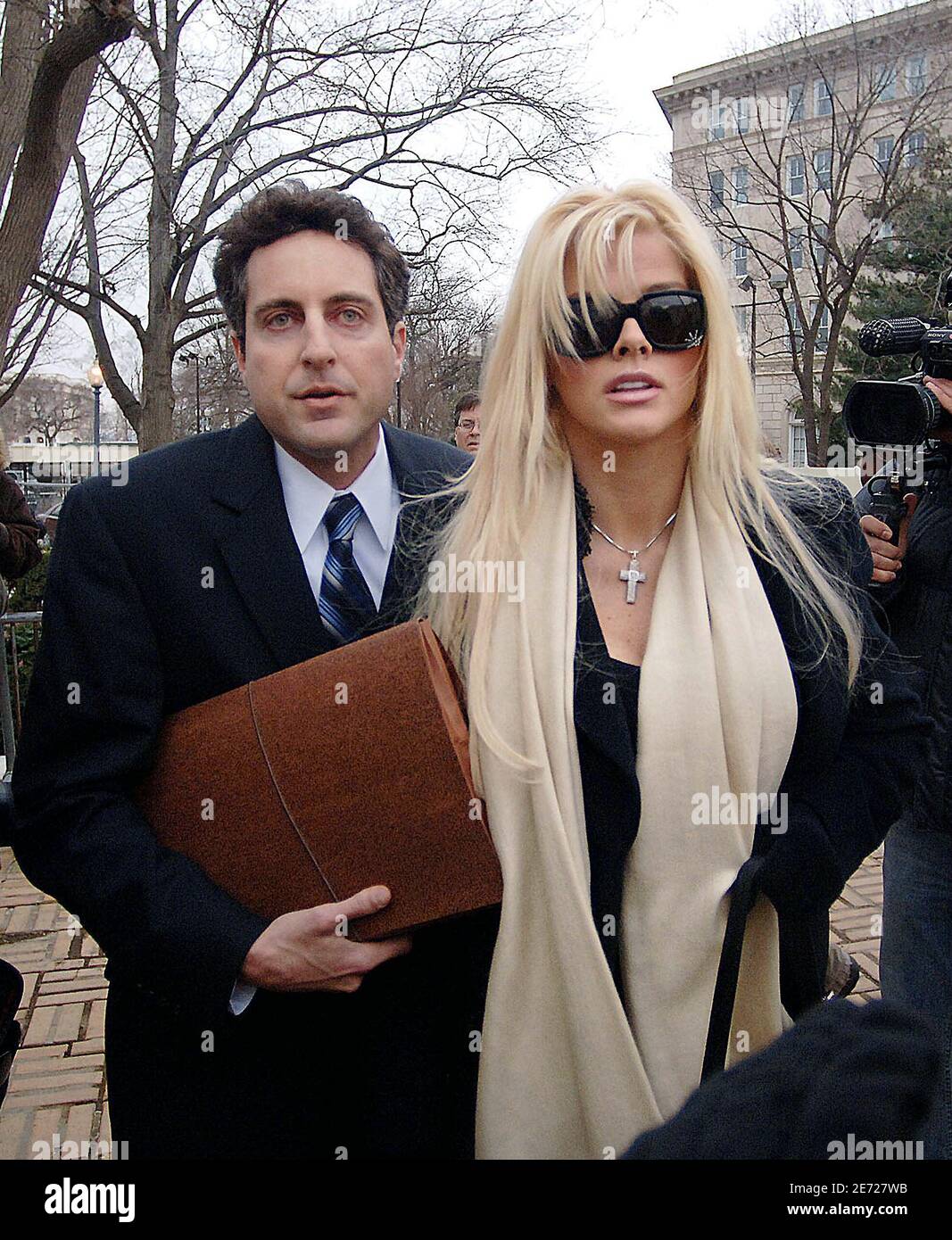 Anna Nicole Smith a l'intention de marier son avocat Howard K. Stern . Le couple est vu à Washington DC, États-Unis, à la suite d'arguments oraux à la Cour suprême des États-Unis le 28 février 2006. Photo par Olivier Douliery/ABACAPRESS.COM Banque D'Images