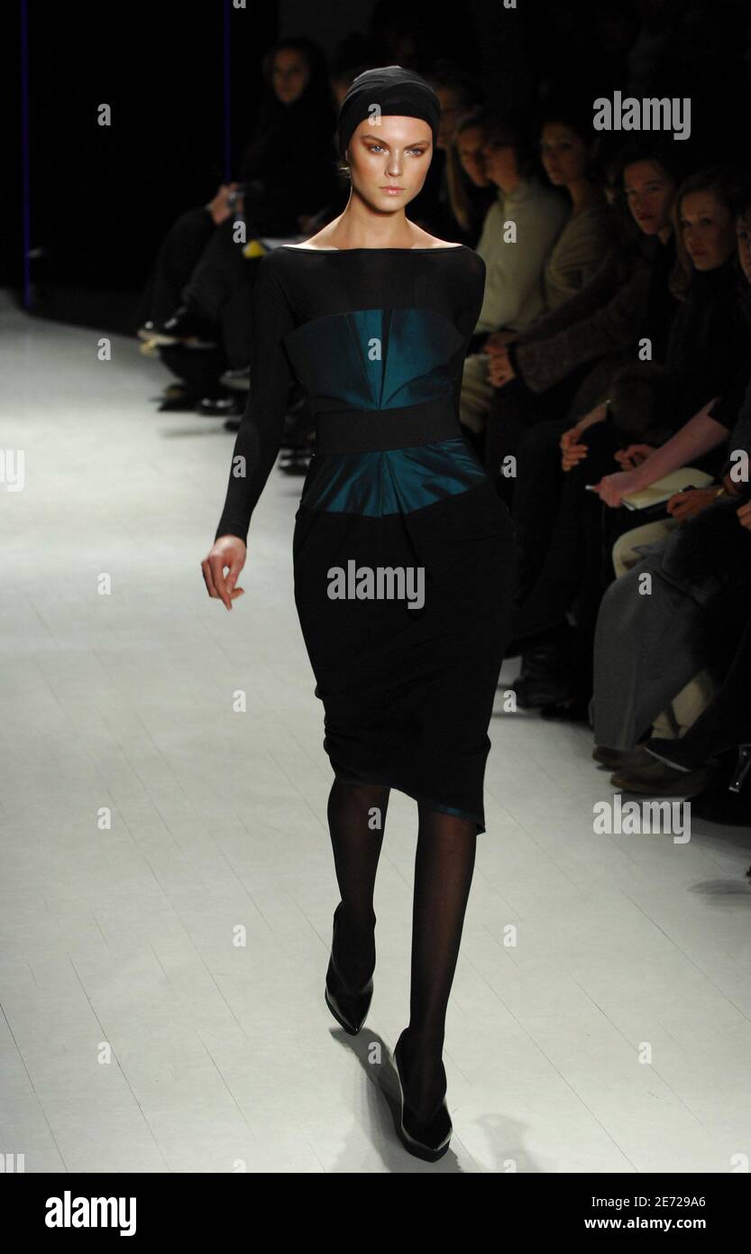 Un modèle présente une création de Donna Karan pour son spectacle de la collection Donna Karan automne 2007 dans le cadre de la Mercedes-Benz Fashion week qui s'est tenue à West Village à New York City, Etats-Unis, le 9 février 2007. Photo de Gregorio Binuya/ABACAUSA.COM Banque D'Images