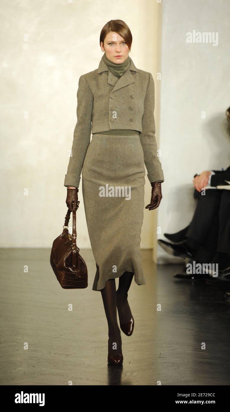 Un modèle présente une création de Ralph Lauren pour son émission de