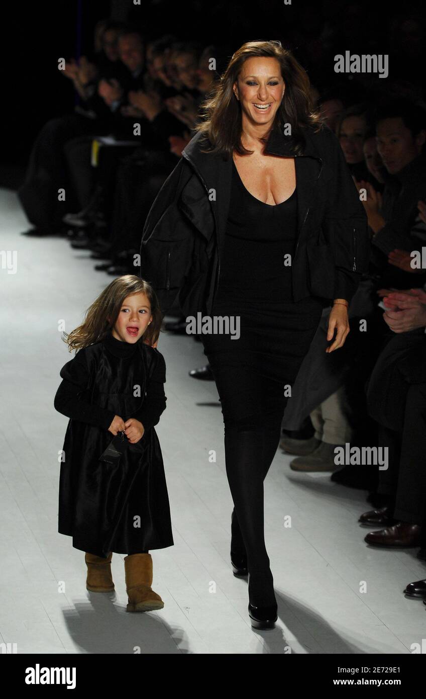 La designer Donna Karan et sa petite-fille Stefania apparaissent sur la  piste du spectacle de la collection Donna Karan automne 2007 dans le cadre  de la Mercedes-Benz Fashion week qui s'est tenue