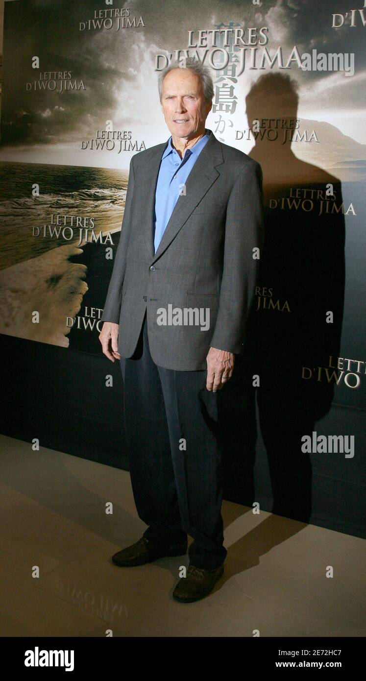 L'acteur et réalisateur AMÉRICAIN Clint Eastwood pose lors d'une séance photo pour le film "lettres de IWA Jima" qui s'est tenu à l'hôtel Ritz à Paris, en France, le 14 février 2007. Photo de Denis Guignebourg/ABACAPRESS.COM Banque D'Images