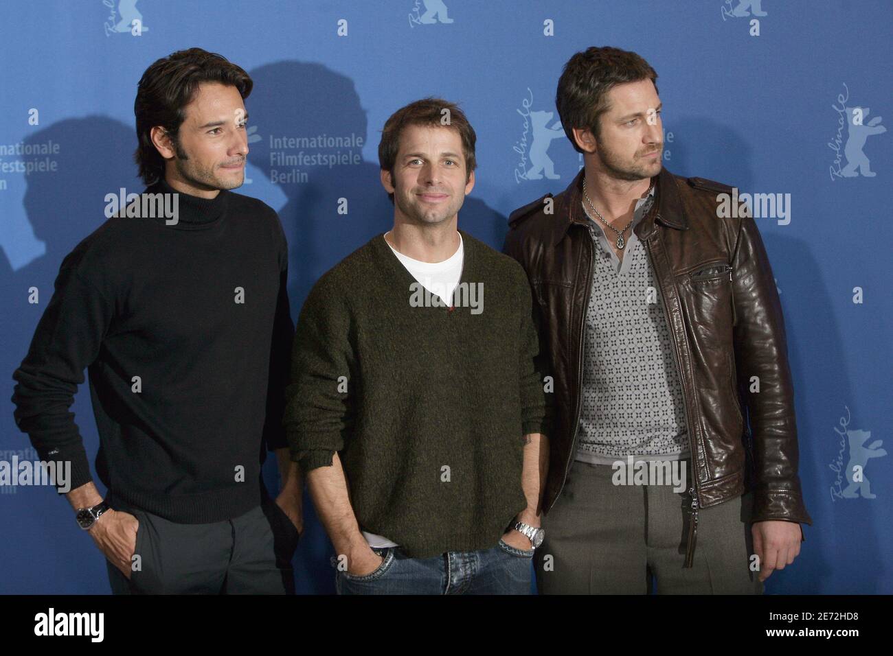 (De gauche à droite) l'acteur brésilien Rodrigo Santoro, le réalisateur américain Zack Snyder et l'acteur britannique Gerard Butler posent pour les photographes lors d'une séance photo du film '300' au 57e Festival International du film 'Berlinale' à Berlin, en Allemagne, le 14 février 2007. Photo de Thierry Orban/ABACAPRESS.COM Banque D'Images