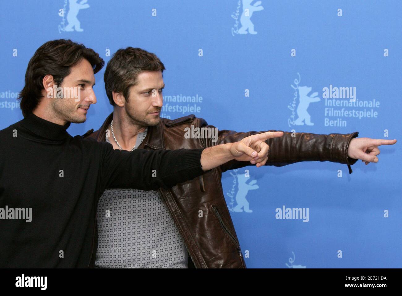 (De gauche à droite) l'acteur brésilien Rodrigo Santoro et l'acteur britannique Gerard Butler posent pour les photographes lors d'une séance photo du film '300' au 57e Festival International du film 'Berlinale' à Berlin, en Allemagne, le 14 février 2007. Photo de Thierry Orban/ABACAPRESS.COM Banque D'Images