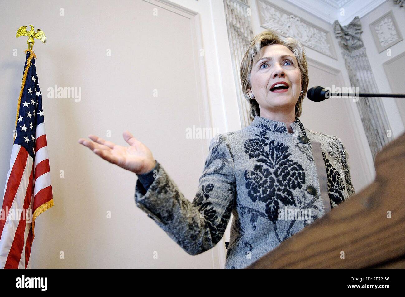 La candidate à la présidence, la sénatrice Hillary Rodham Clinton (D-NY), tient une conférence de presse à Washington DC, aux États-Unis, le 15 février 2007. Clinton veut célébrer l'adoption d'une loi exigeant qu'une statue du leader suffragiste des femmes Sojourner Truth soit placée en permanence au Capitole des États-Unis, pour honorer sa contribution à l'histoire de la nation américaine. Photo par Olivier Douliery/ABACAPRESS.COM Banque D'Images