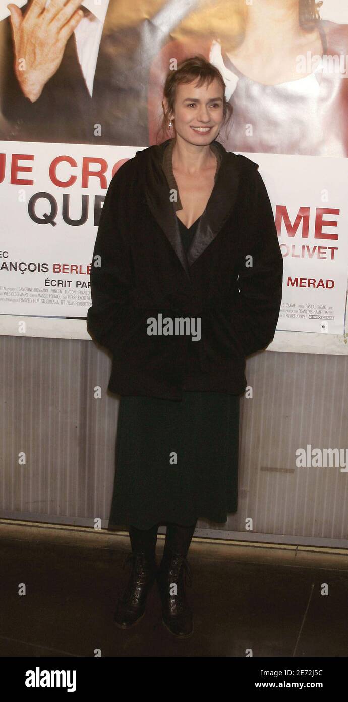 Pierre Jolivet Compagnon De Sandrine Bonnaire JE CROIS QUE JE L'AIME (2007) CELA POURRAIT ÊTRE L'AMOUR (ALT) Sandrine  Bonnaire PIERRE JOLIVET (DIR) 003 Photo Stock - Alamy