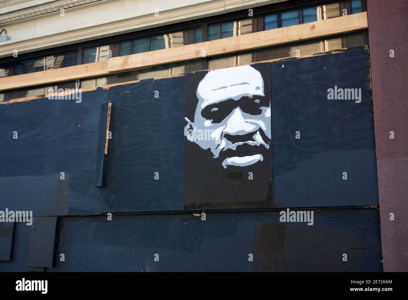 17 octobre 2020. Peinture du visage de George Floyd, peinture murale d'art de rue Black Lives Matter, sur des fenêtres à bord. Market Street, San Francisco, CA, États-Unis Banque D'Images