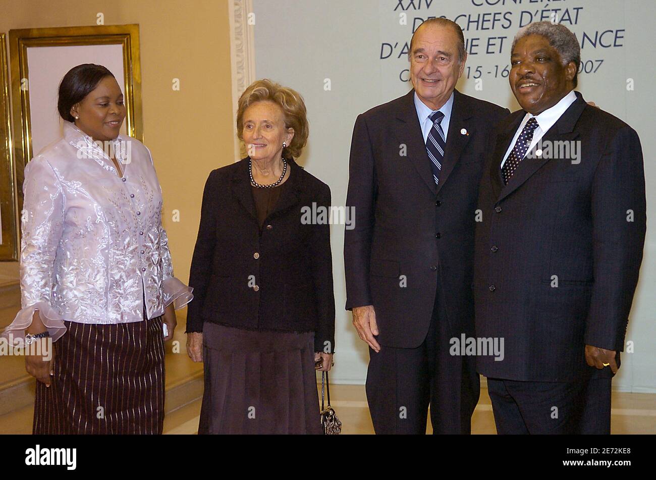 Le Président français Jacques Chirac et son épouse Bernadette accueillent Pedro pires, Président du Cap-Vert, lors du dîner officiel du 24e Sommet Afrique-France, à Cannes, le 15 février 2007. Photo par Eric Tschaen/Pool/ABACAPRESS.COM Banque D'Images