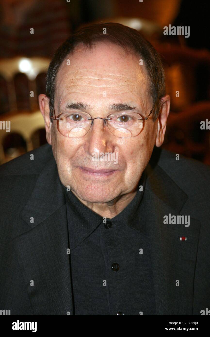 Le réalisateur français Robert Hossein assiste à un concert organisé par le Comité de soutien de Paris pour Ingrid Betancourt à l'Hôtel de ville de Paris, France, le 19 février 2007. Le Comité demande la libération d'Ingrid Betancourt, un homme politique franco-colombien, enlevé par les Forces armées révolutionnaires de Colombie (FARC) en 2002. Photo de Mehdi Taamallah/ABACAPRESS.COM Banque D'Images