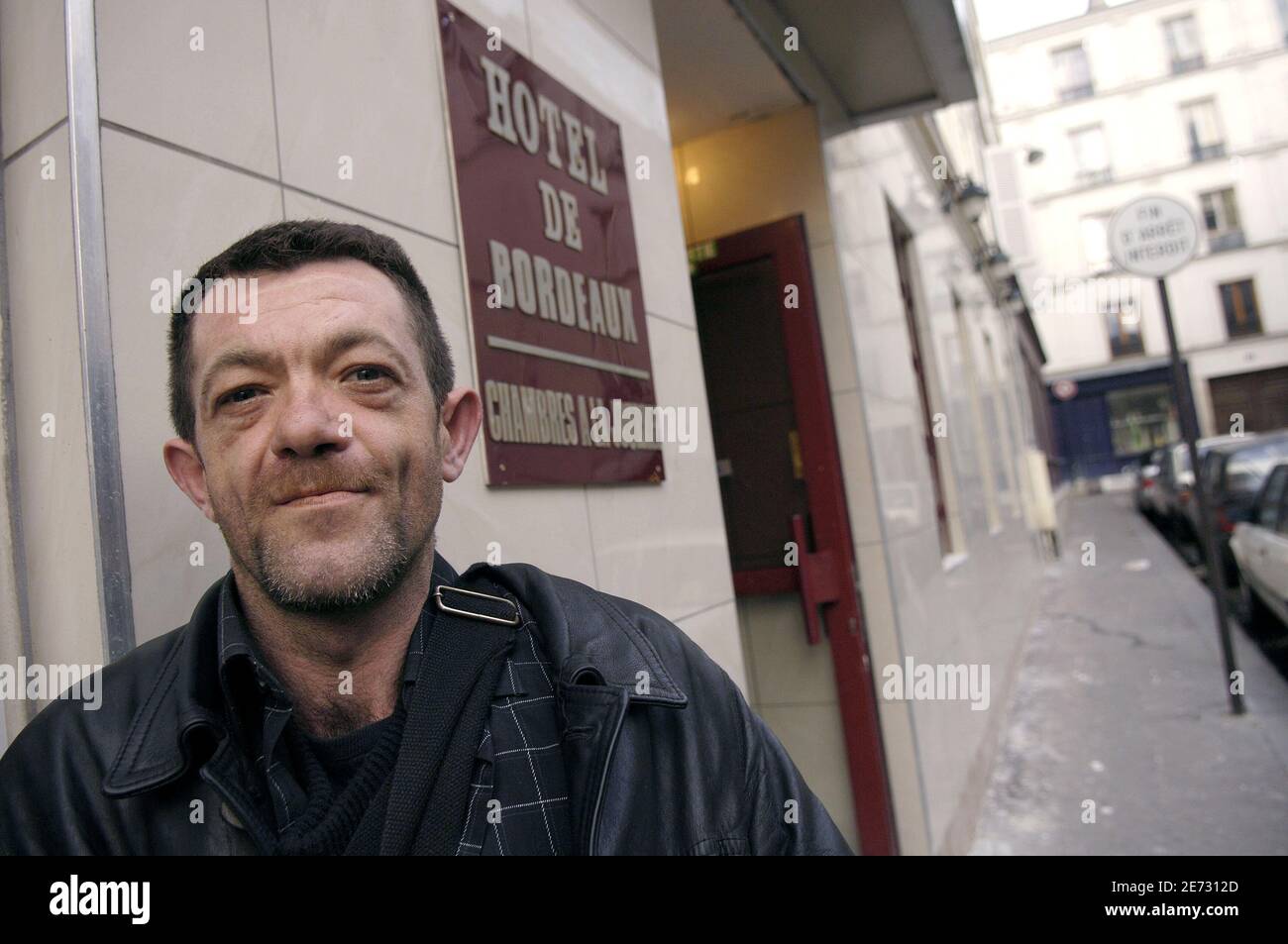 Philippe, 38 ans, pose dans sa chambre à Paris, France, le 26 février 2007. Il a laissé sa tente, installée par l'Association française des enfants de Don Quichotte, le long du canal Saint-Martin à Paris. Photo de Jules Motte/ABACAPRESS.COM Banque D'Images