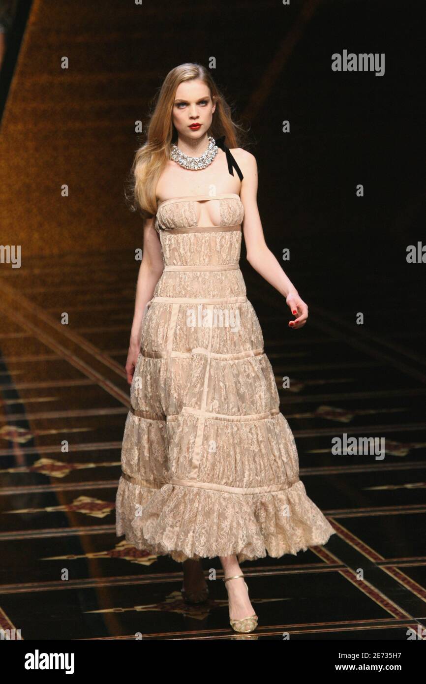 Un mannequin porte une création du couturier italien Valentino pour son  spectacle de collection prêt-à-porter automne-hiver 2007-2008 qui s'est  tenu au carrousel du Louvre à Paris, en France, le 28 février 2007.