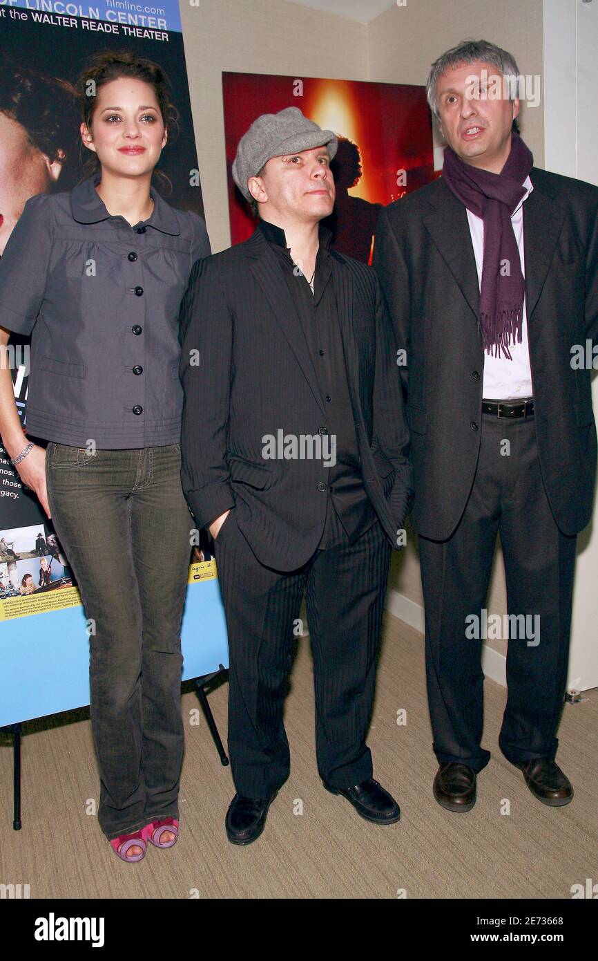 (G-D) Marion Cotillard, Cast Member, Olivier Dahan, réalisateur français et Alain Goldman, assistent à la première nord-américaine de la biopic de Dahan sur la chanteuse française Edith Piaf, 'la vie en Rose', lors de la présentation annuelle d'Unifrance 'rendez-vous avec le cinéma français aujourd'hui' qui s'est tenue à la Société du film, Lincoln Center, à New York, États-Unis le 28 février 2007. Photo de Gerald Holubowicz/ABACAPRESS.COM Banque D'Images