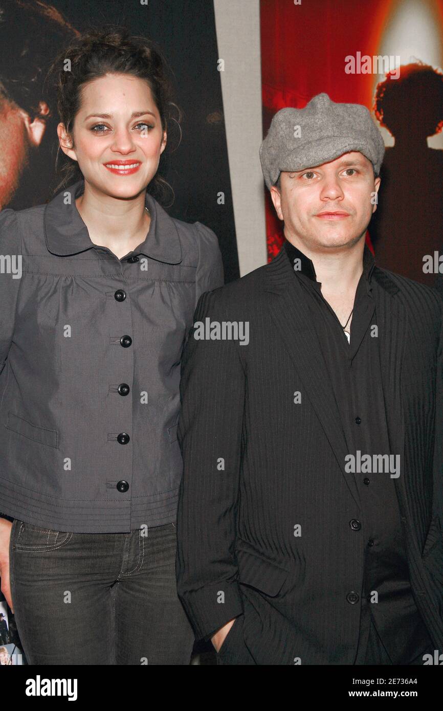 Marion Cotillard, membre de la chaîne et Olivier Dahan, directeur français, assistent à la première nord-américaine de la biopic de Dahan sur la chanteuse française Edith Piaf, « la vie en Rose », lors de la présentation annuelle d'Unifrance « rendez-vous avec French Cinema Today », qui s'est tenue à la Société du film, Lincoln Center, à New York City, aux États-Unis, le 28 février. 2007. Photo de Gerald Holubowicz/ABACAPRESS.COM Banque D'Images