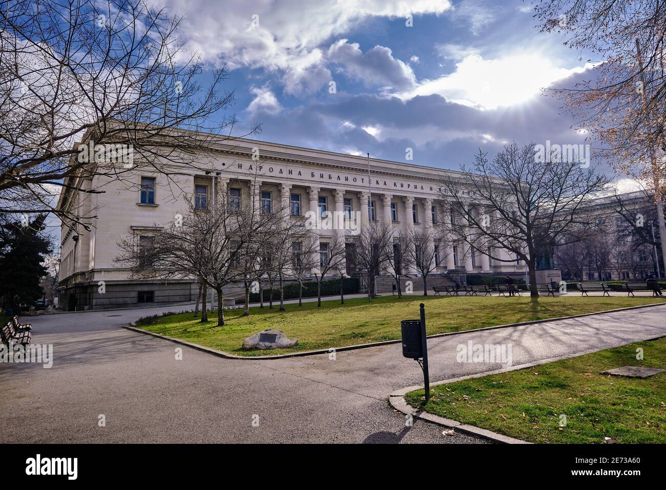 Détails architecturaux de STS. Bibliothèque nationale Cyril et Methodius et colonnes romaines et fond de ciel brillant. Bulgarie. Sofia. 06.01.2021 Banque D'Images