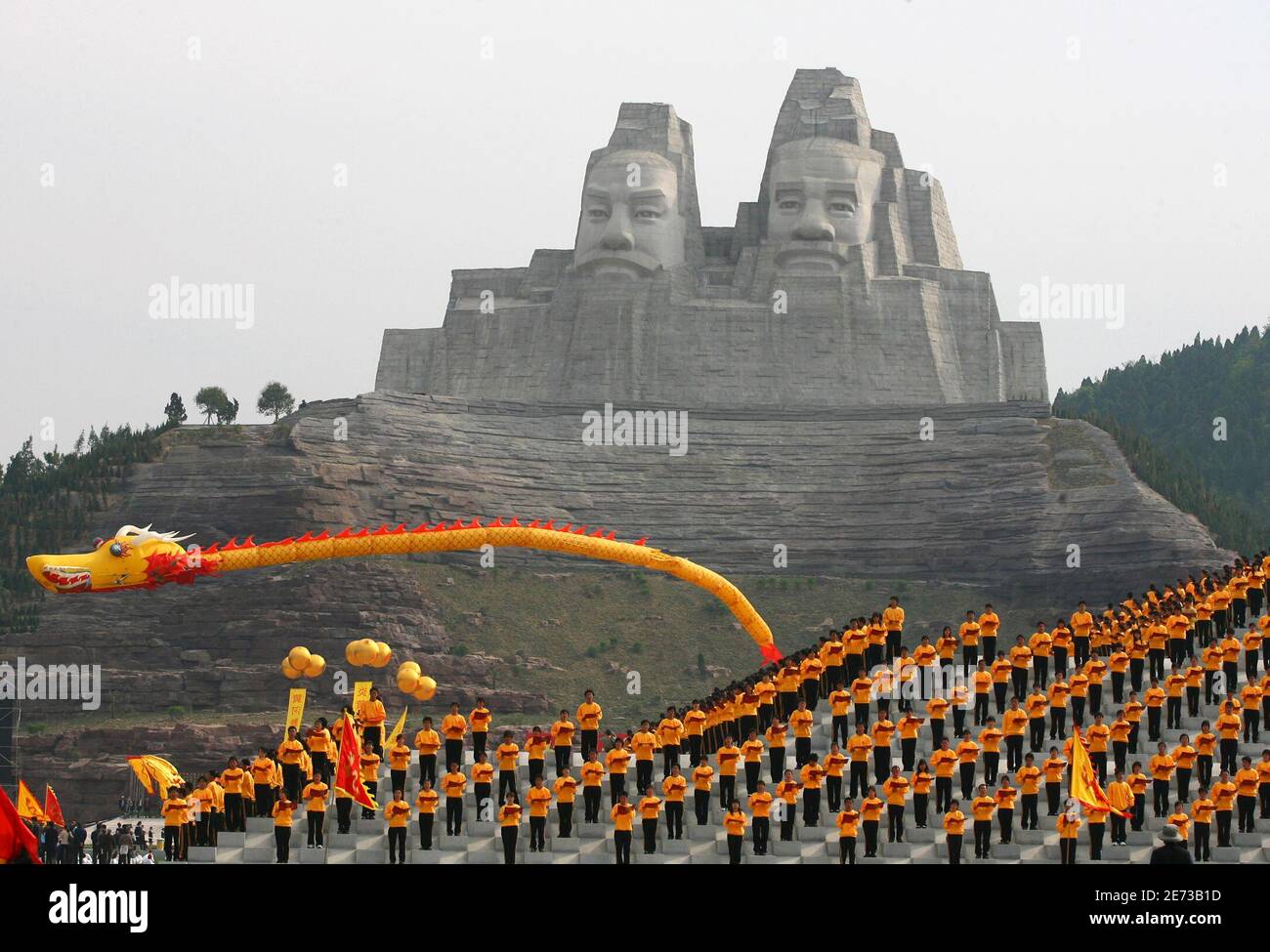 Les gens se présentent lors d'une répétition devant les statues de Huang Di et de Yan Di, qui sont vénérés comme les ancêtres communs du peuple chinois, à Zhengzhou, dans la province du Henan en Chine centrale le 16 avril 2007. La cérémonie d'achèvement des statues, qui ont une hauteur d'environ 106 mètres (348 pieds) et ont coûté 180 millions de yuans (23 millions de dollars), aura lieu mercredi, selon les médias locaux. REUTERS/Donald Chan (CHINE) Banque D'Images