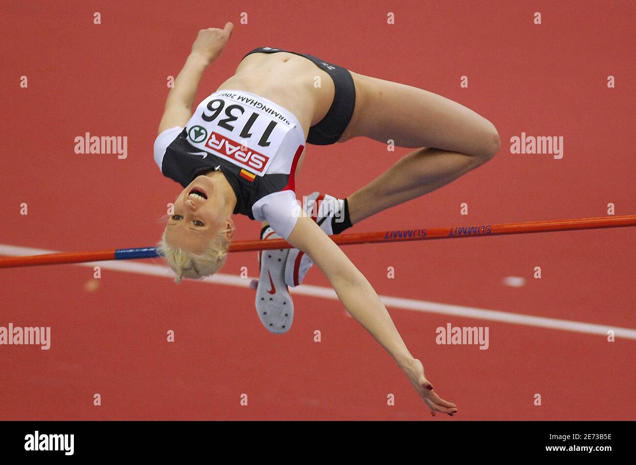 Ariane Friedrich, en Allemagne, est en compétition pour la qualification de saut en hauteur des femmes lors des championnats d'athlétisme en salle européens à Birmingham, au Royaume-Uni, le 2 mars 2007. Photo de Nicolas Gouhier/Cameleon/ABACAPRESS.COM Banque D'Images