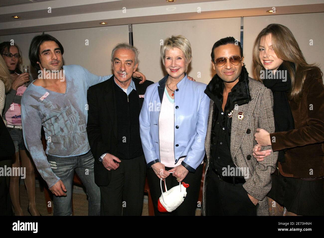 L'humoriste français Marion Dumas fait la promotion de son livre « y a pas de mâles » avec Greg Basso, Daniele Gilbert et son mari Patrick Scemama, Omar Harfouch et sa petite amie Helena à bord du bateau « le Makai », à Paris, en France, le 7 mars 2007. Photo de Benoit Pinguet/ABACAPRESS.COM Banque D'Images