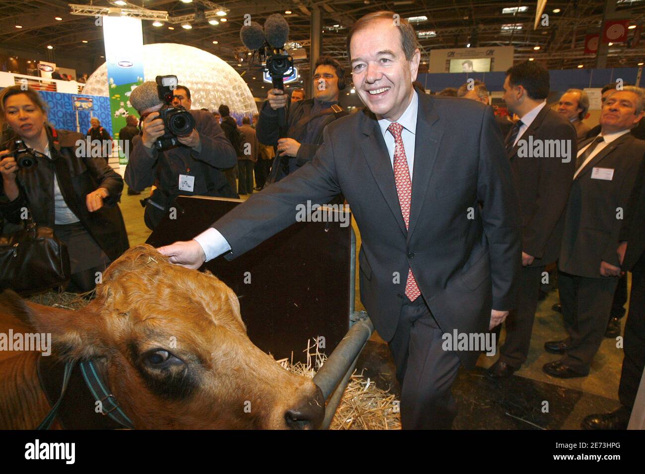 Patrick Ollier, président de l'Assemblée nationale, visite le salon international de l'agriculture à Paris, France, le 8 mars 2007. Photo Bisson/mousse/ABACAPRESS.COM Banque D'Images