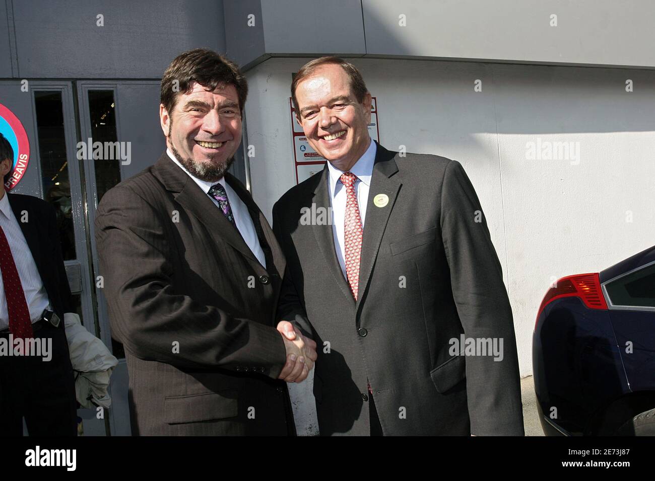 Patrick Ollier, président de l'Assemblée nationale, et Luc Guyau, président de la FNSEA, visitent le salon international de l'agriculture à Paris, en France, le 8 mars 2007. Photo de Benoit Pinguet/ABACAPRESS.COM Banque D'Images