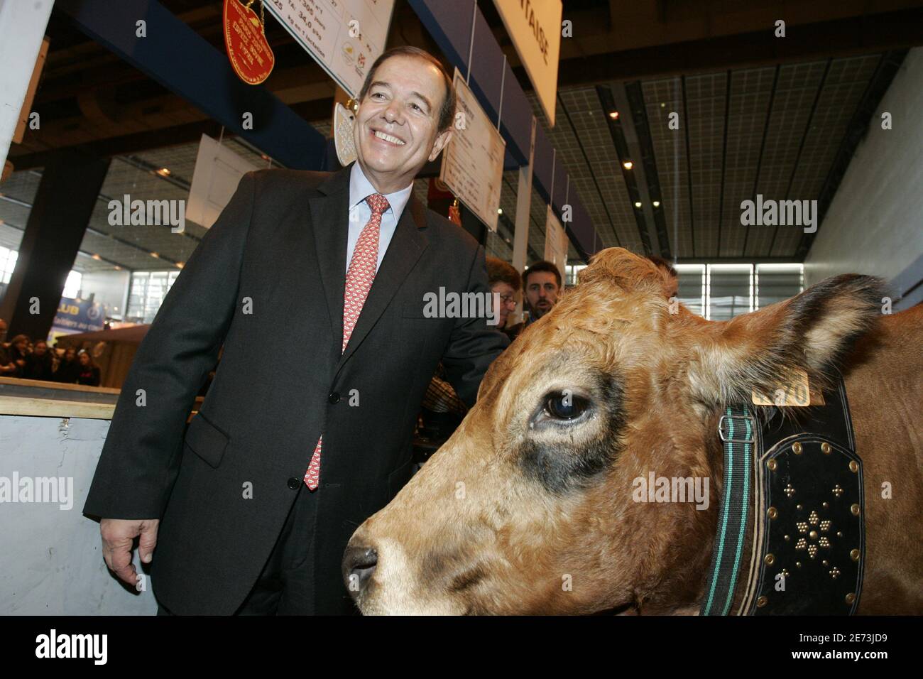 Patrick Ollier, président de l'Assemblée nationale, visite le salon international de l'agriculture à Paris, France, le 8 mars 2007. Photo Bisson-mousse/ABACAPRESS.COM Banque D'Images