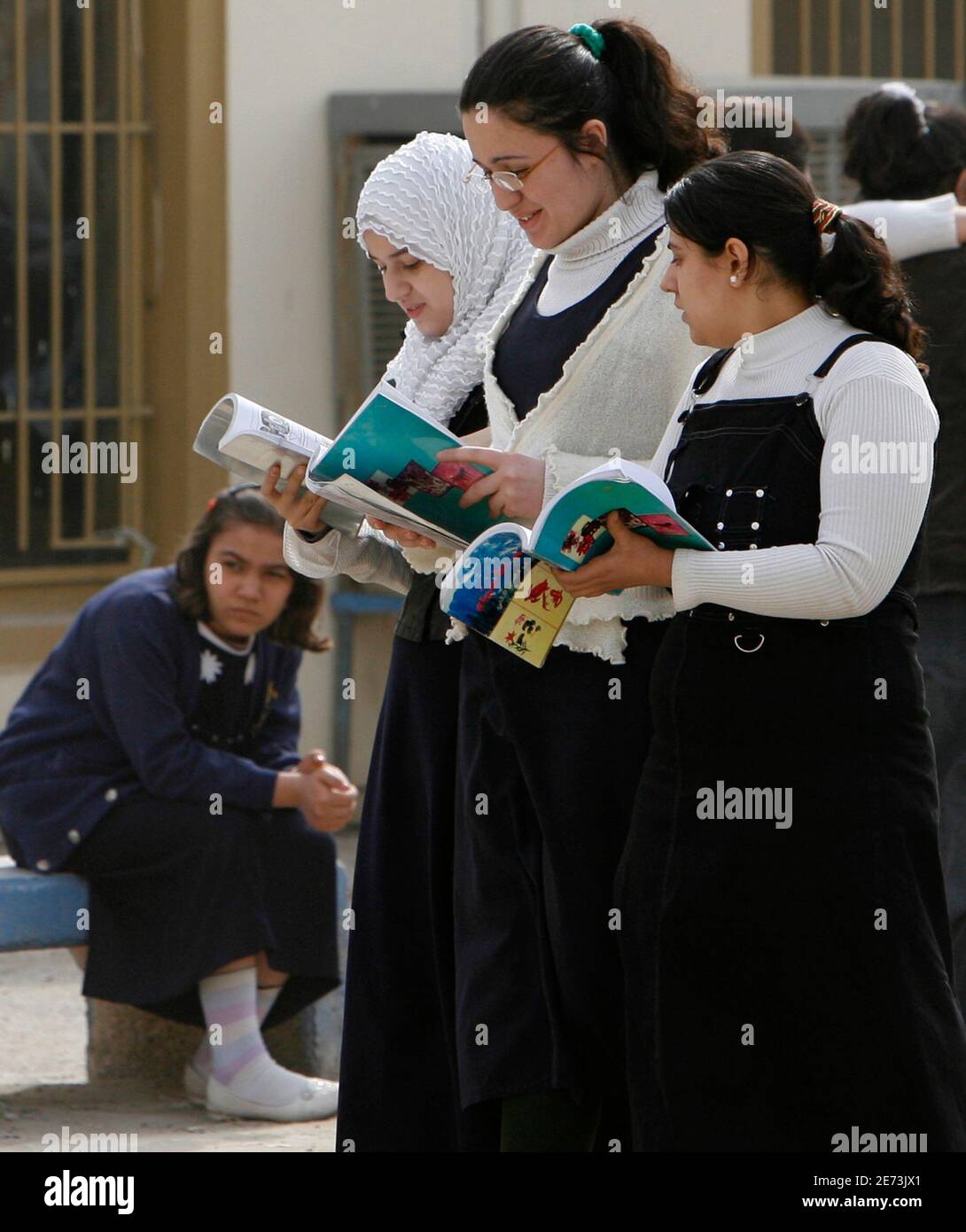 Les filles étudient dans la cour de l'école secondaire Al-Motamayzat pour filles à Bagdad le 9 février 2009. Pour les écoles de Bagdad, Saddam Hussein, George W. Bush et l'abattage sectaire déclenché après l'invasion des troupes américaines il y a six ans sont des non-problèmes, interdits dans les livres et leur tabou de discussion. REUTERS/Thaier al-Sudani (IRAK) Banque D'Images