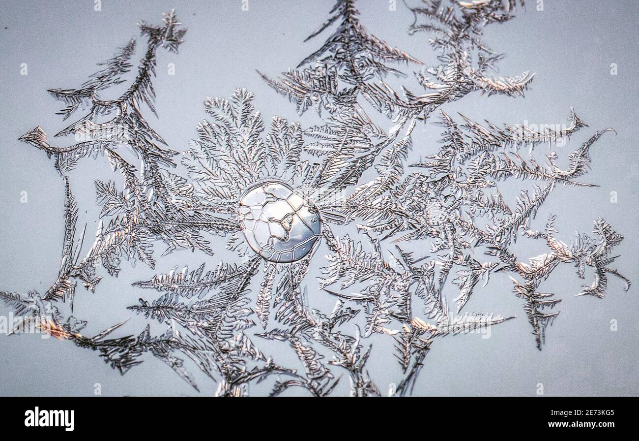 Cristaux de glace se formant sur le verre Banque D'Images
