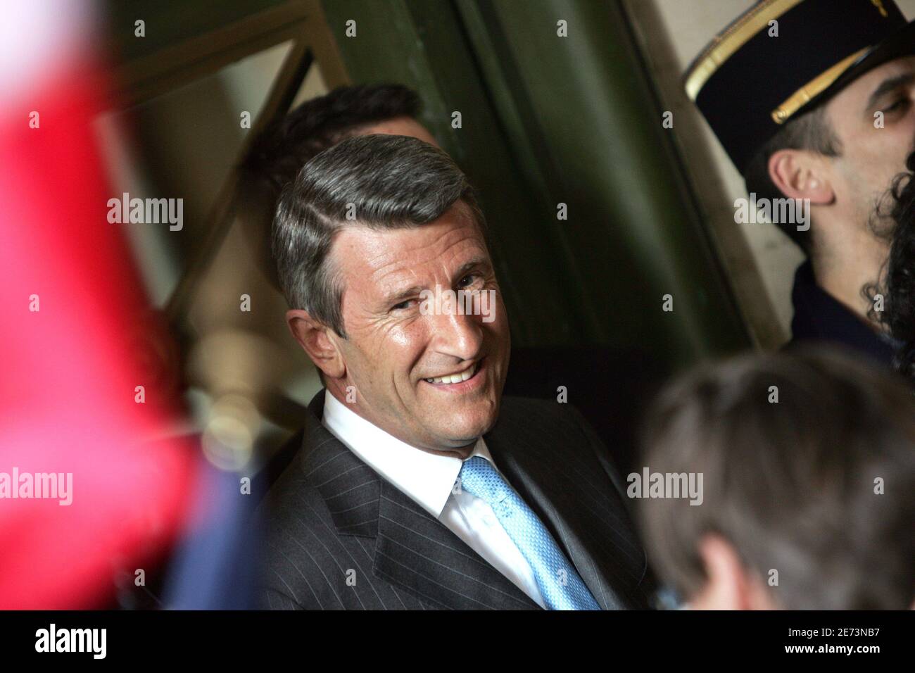 Philippe de Villiers, chef du MPF et candidat à la présidence, quitte