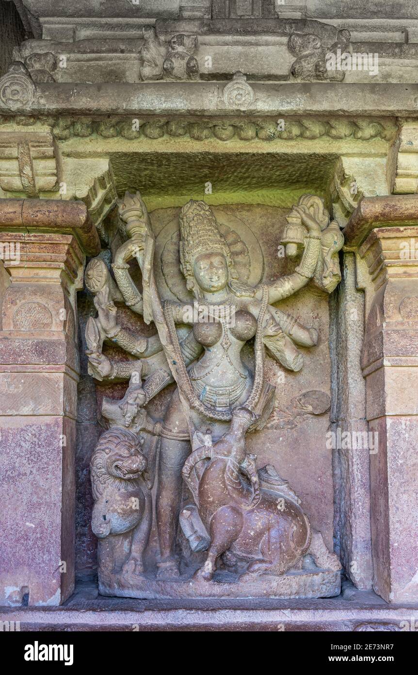 Aihole, Karnataka, Inde - 7 novembre 2013 : Durga Gudi ou Temple. Statue en pierre grise de Durga comme Mahishasuramardini en mode de combat tuant le buffle Banque D'Images