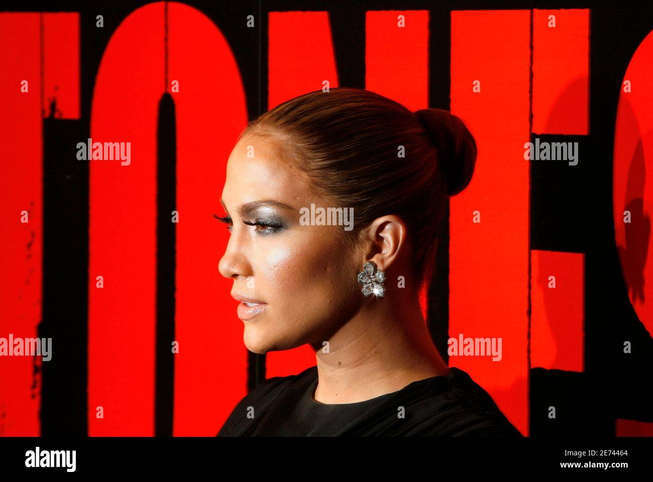 Singer Jennifer Lopez arrives to the premiere of the documentary film  "Shine A Light", directed by Martin Scorsese about the Rolling Stones, in  New York March 30, 2008. REUTERS/Lucas Jackson (UNITED STATES